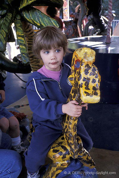 petite fille sur une girafe - little girl on a giraffe